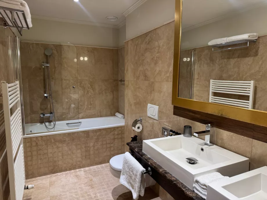 Kamar mandi di Junior Suite