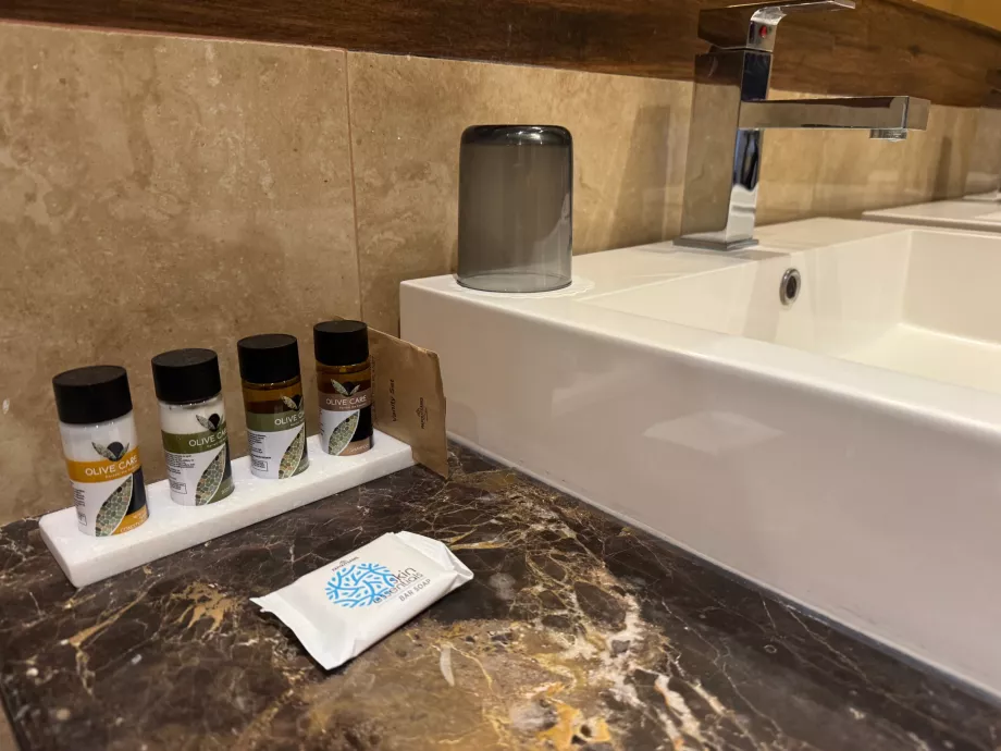 Kamar mandi di Junior Suite