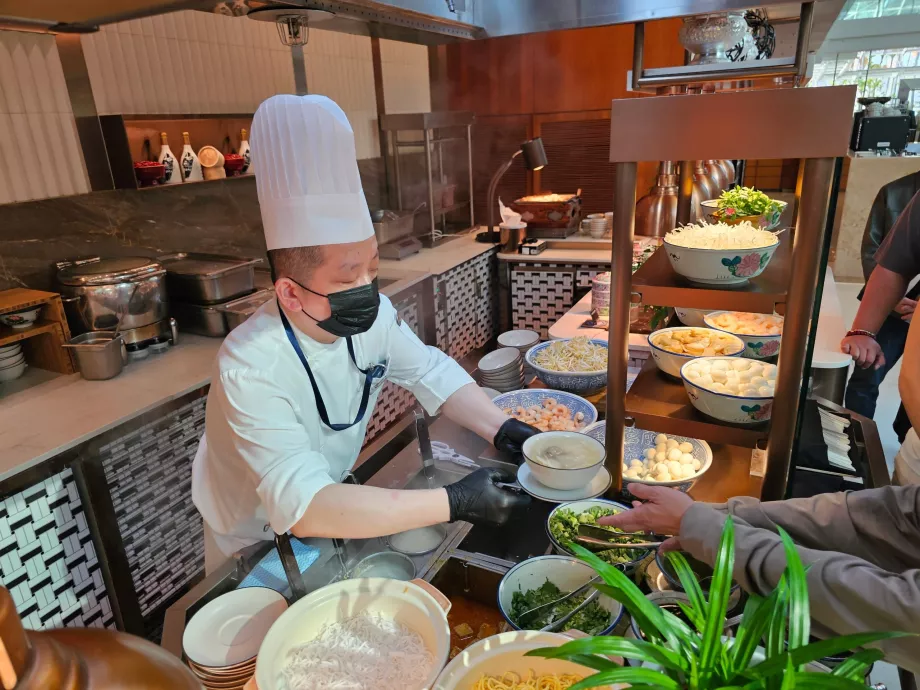 Sarapan di Restoran Rise