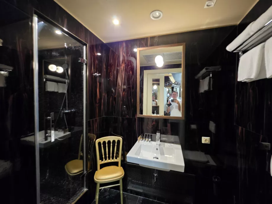 Kamar mandi tamu