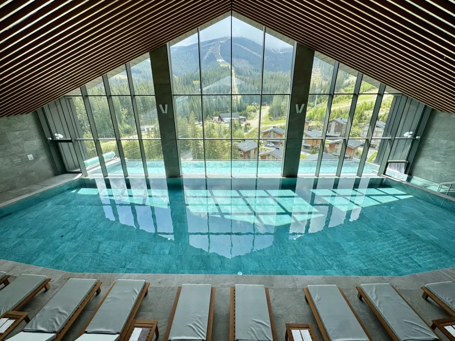 Kolam renang di Swissotel Damin Jasna