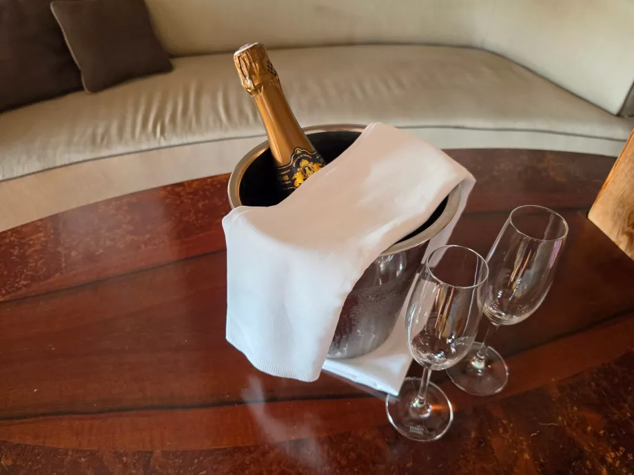 Sebotol anggur bersoda sebagai hadiah dari hotel