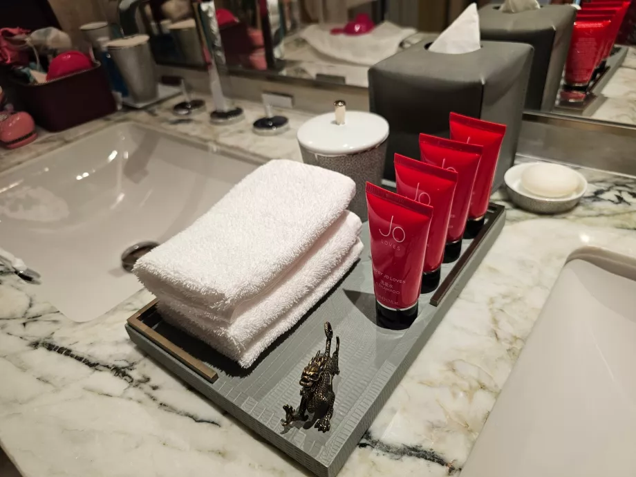 Sampo dan krim Jo di dalam kamar