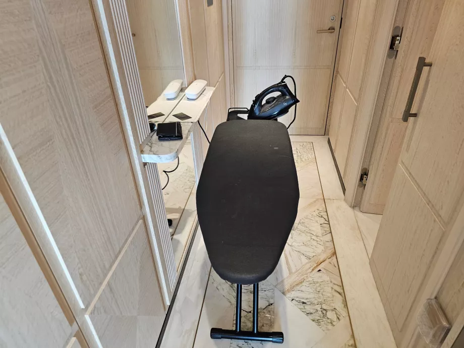 Papan setrika di dalam kamar