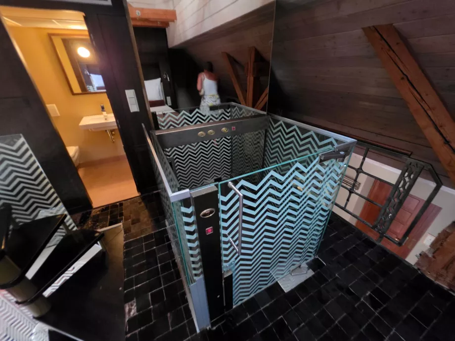 Lift menuju kamar tidur