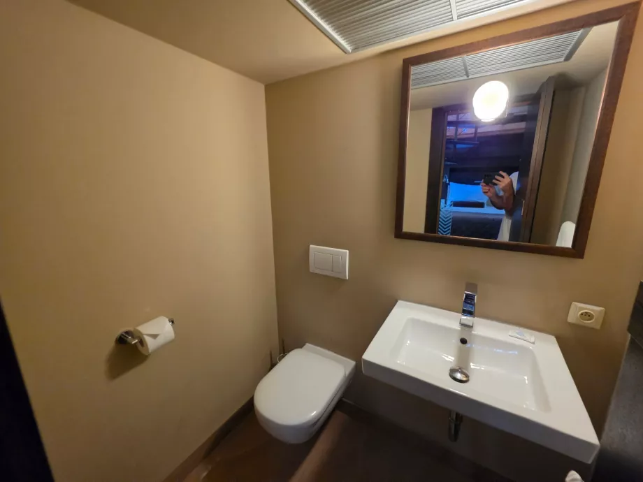 Toilet di dalam kamar tidur