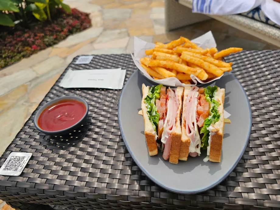 Makanan ringan di tepi kolam renang hotel