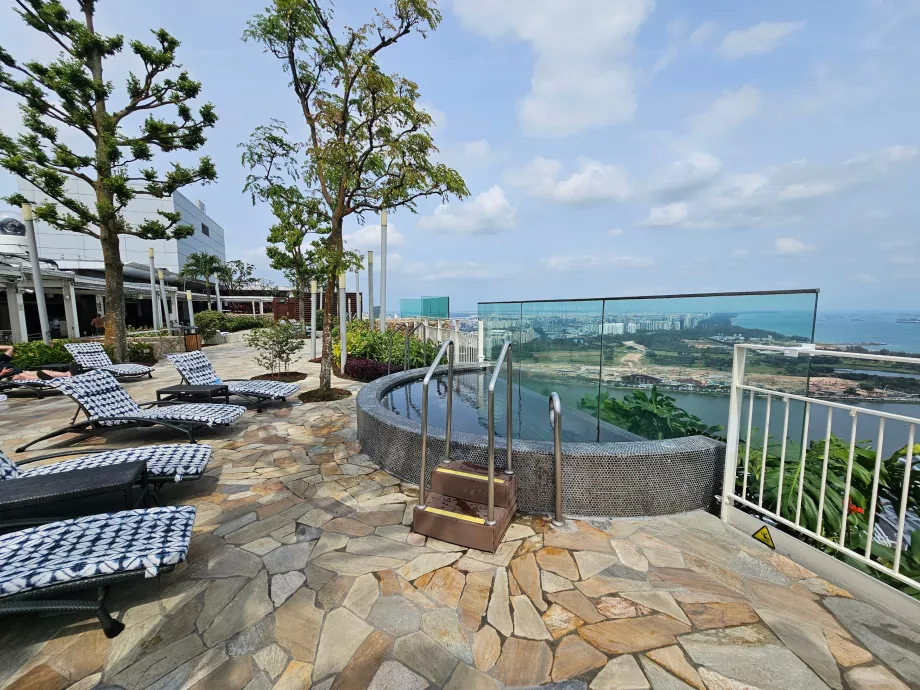 Bak mandi air panas di atap