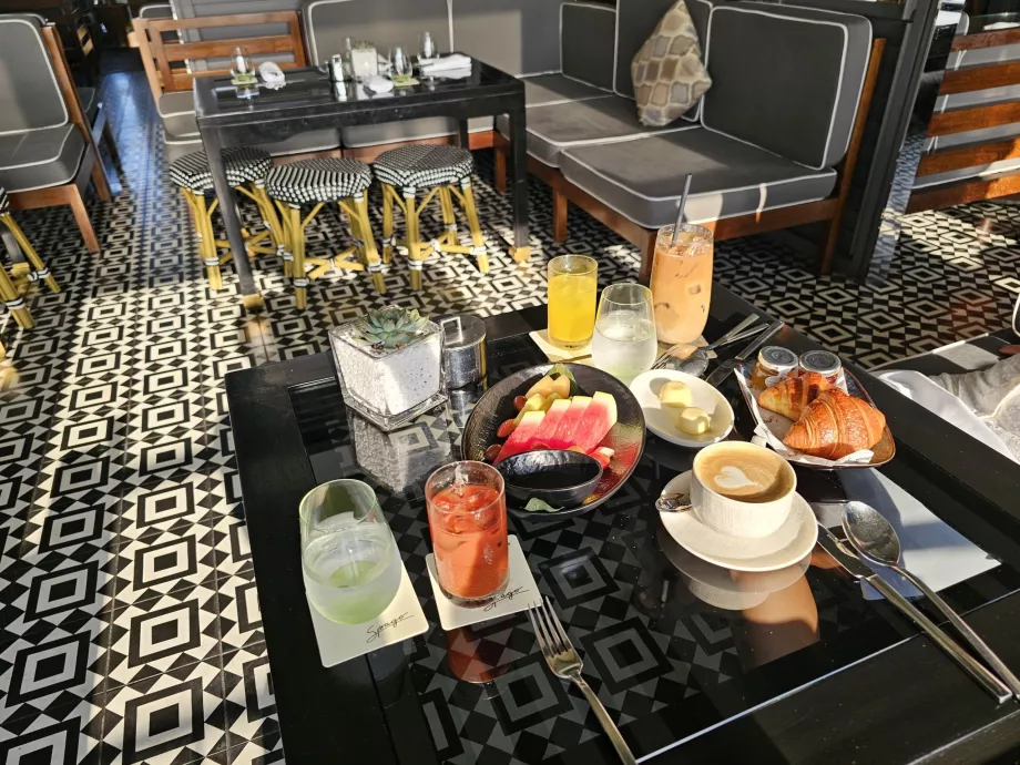 Sarapan di Spago Bar
