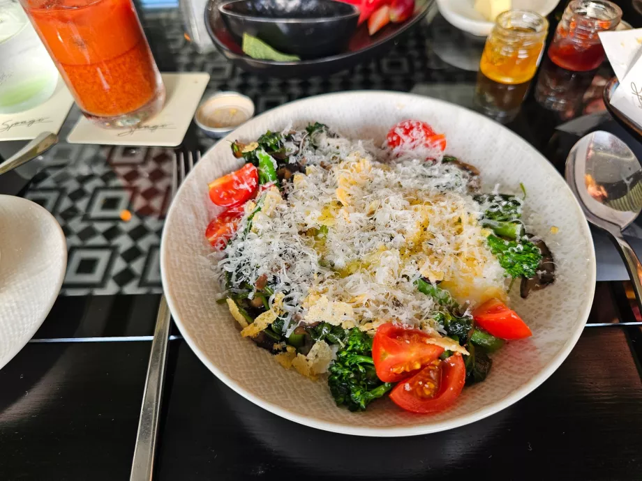 Sarapan di Spago Bar