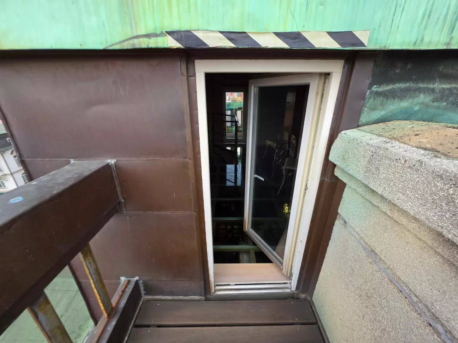Pintu dari balkon yang mengarah ke menara