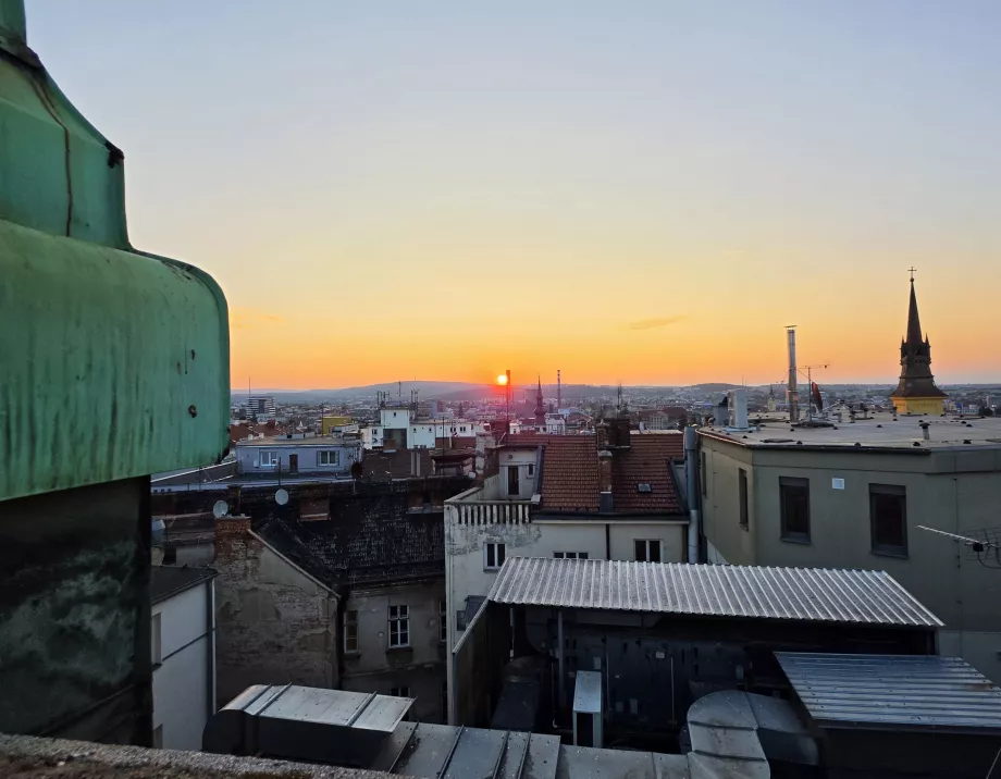 Matahari terbit di atas Brno yang dilihat dari balkon di menara