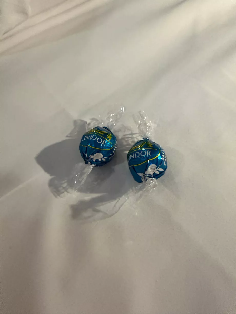 Cokelat Lindor yang disajikan bersama teh sore