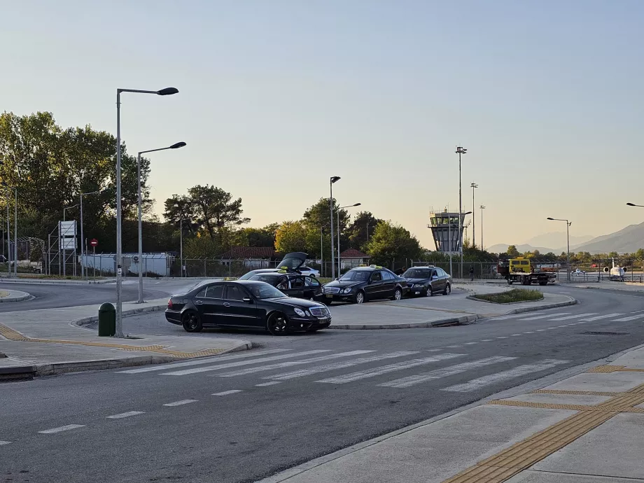 Taksi berdiri di depan aula kedatangan