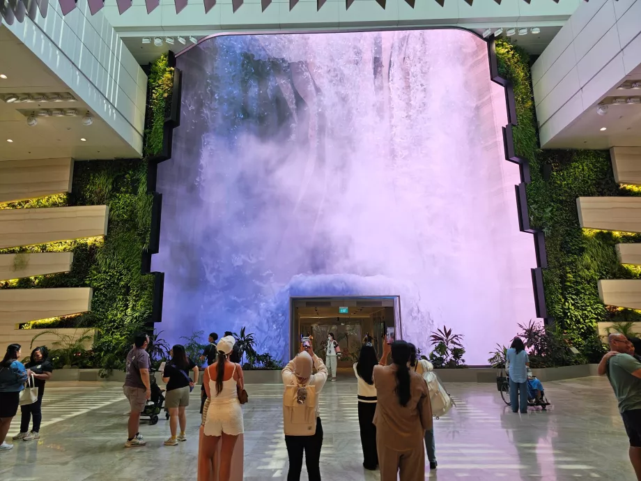 Air terjun imitasi di Terminal 2