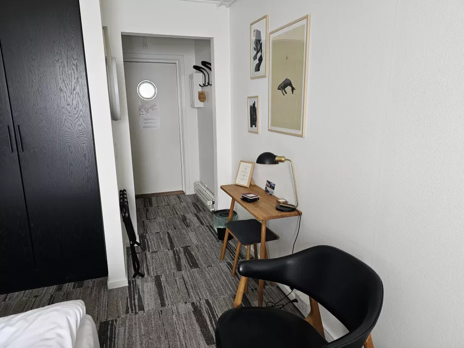 Pintu masuk ke kamar double yang murah