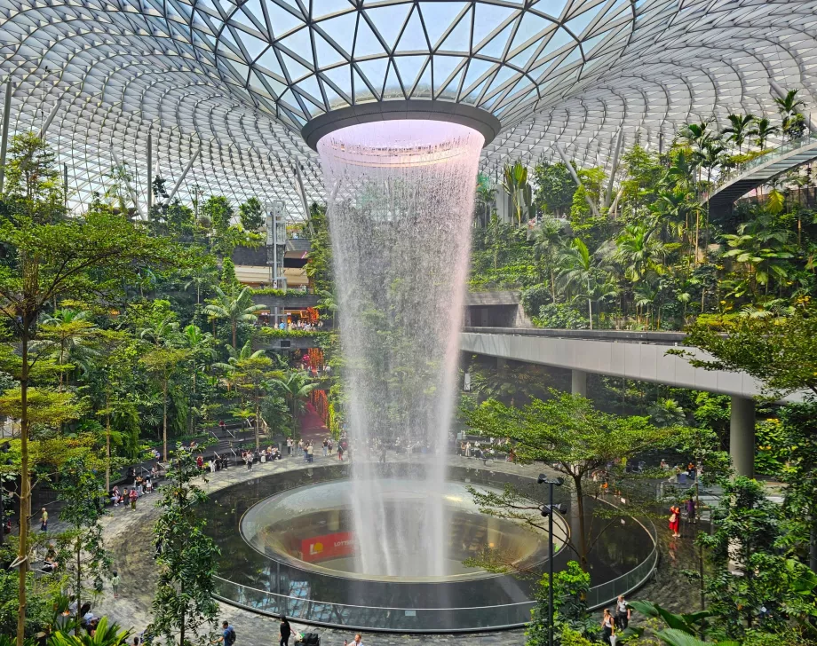 Air Terjun di JEWEL