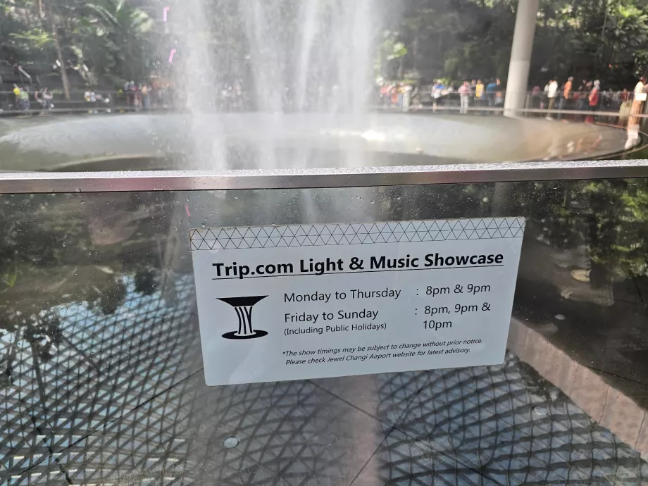 Waktu pertunjukan cahaya di air terjun di Jewel