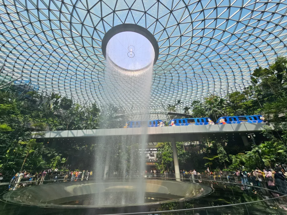 Air terjun dan kereta api di JEWEL