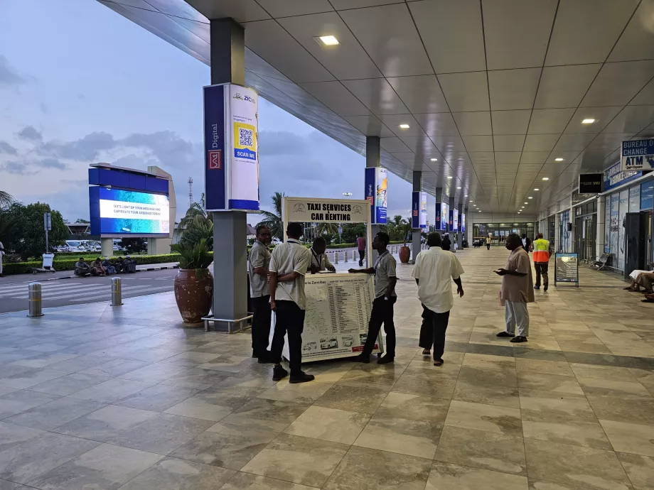 Taksi di luar aula kedatangan internasional