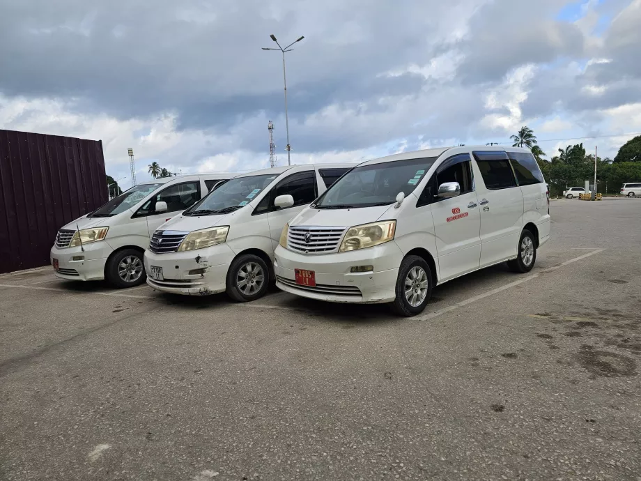 Taksi di depan Terminal 2