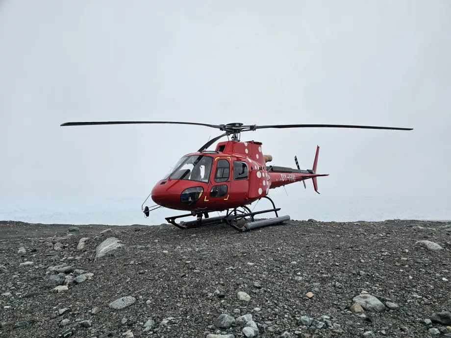 Helikopter di atas gletser