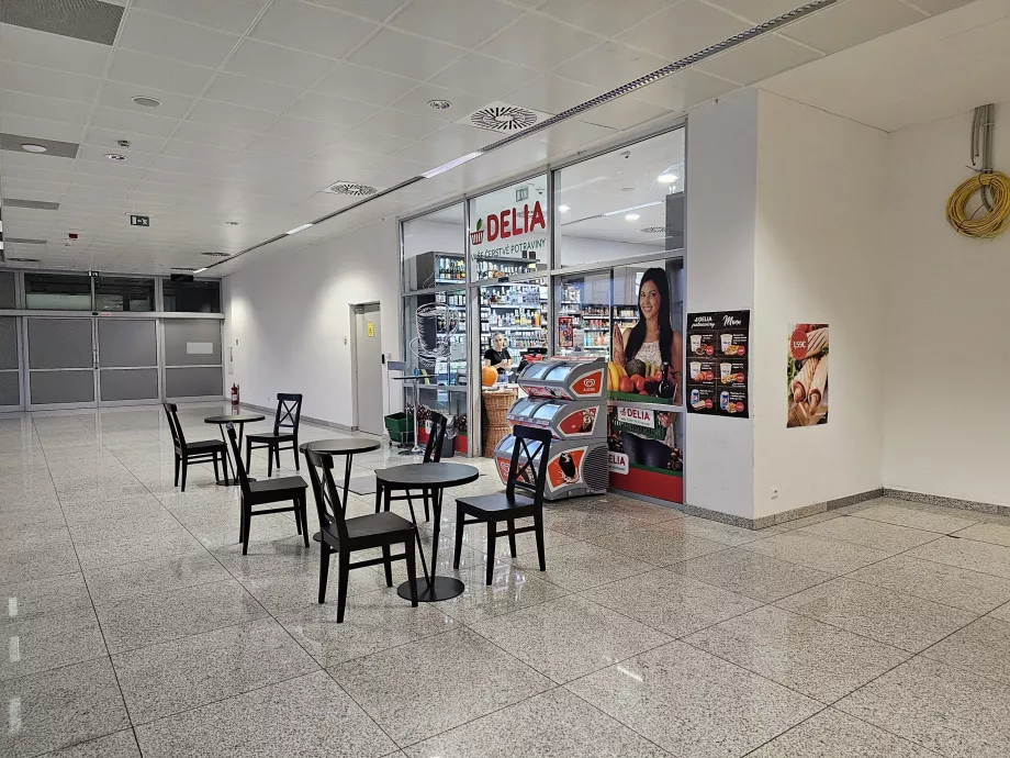 Food Delia, Bandara BTS