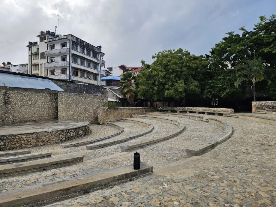 Benteng Tua, amfiteater