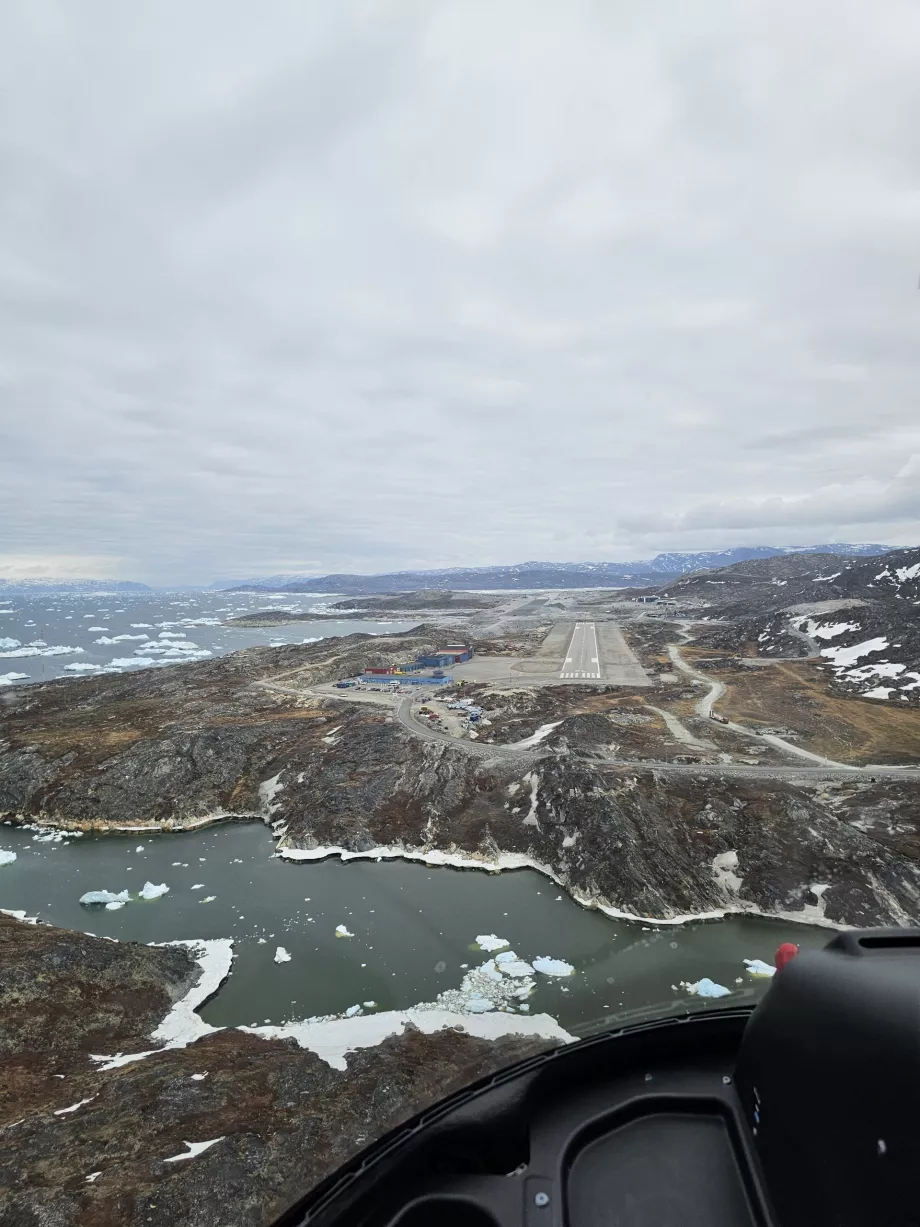 Pendaratan helikopter di bandara Ilulissat