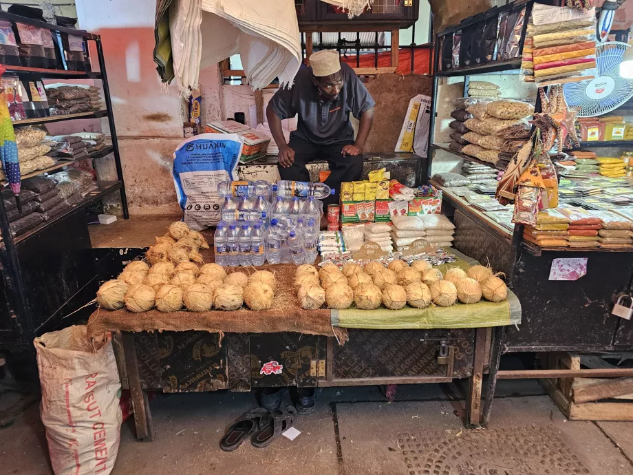 Pasar sentral, menjual kelapa dan rempah-rempah