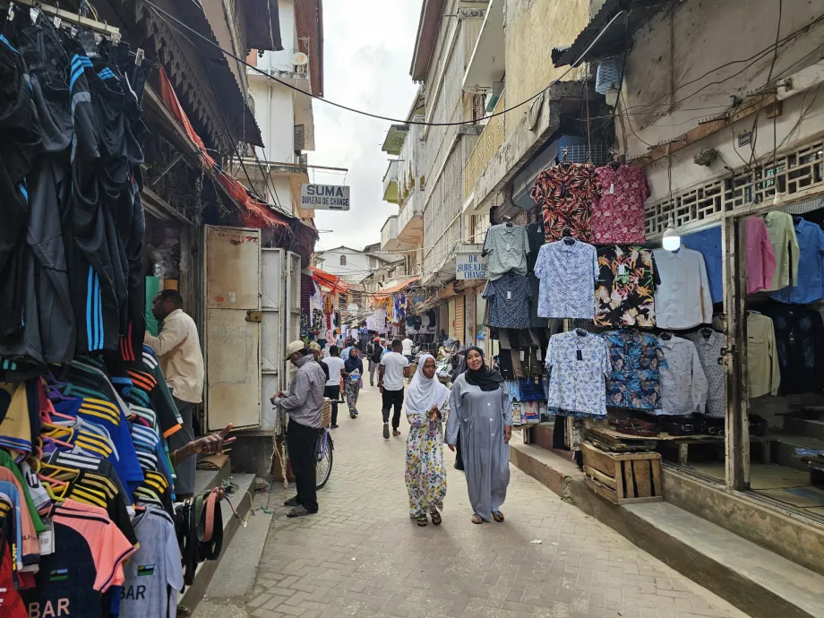 Darajani Souk, pakaian untuk dijual