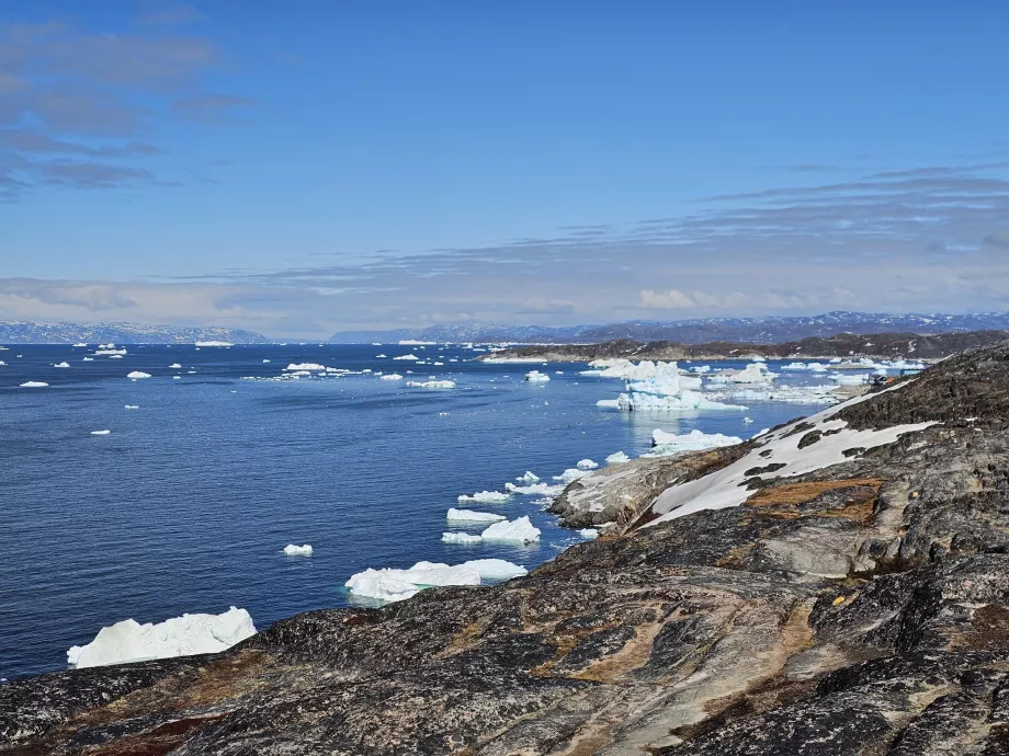 Es mengapung di dekat Ilulissat, pemandangan dari jalur kuning