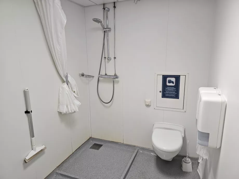 Kamar mandi bersama untuk couchette