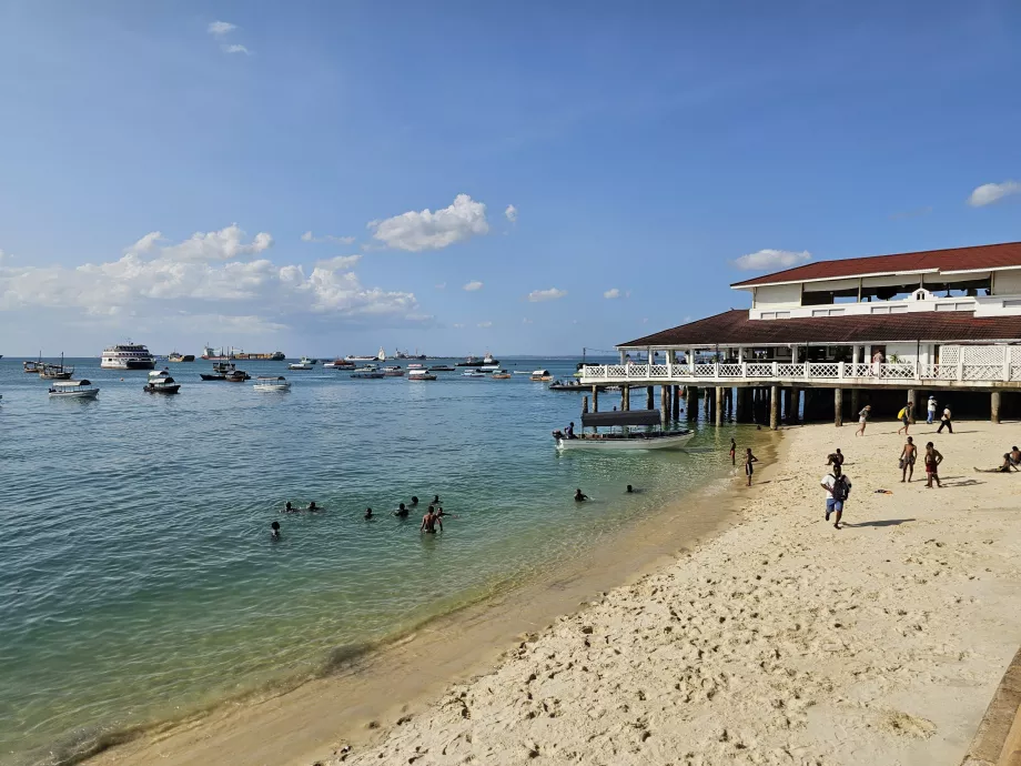 Pantai dan restoran di kawasan pejalan kaki Forodhani