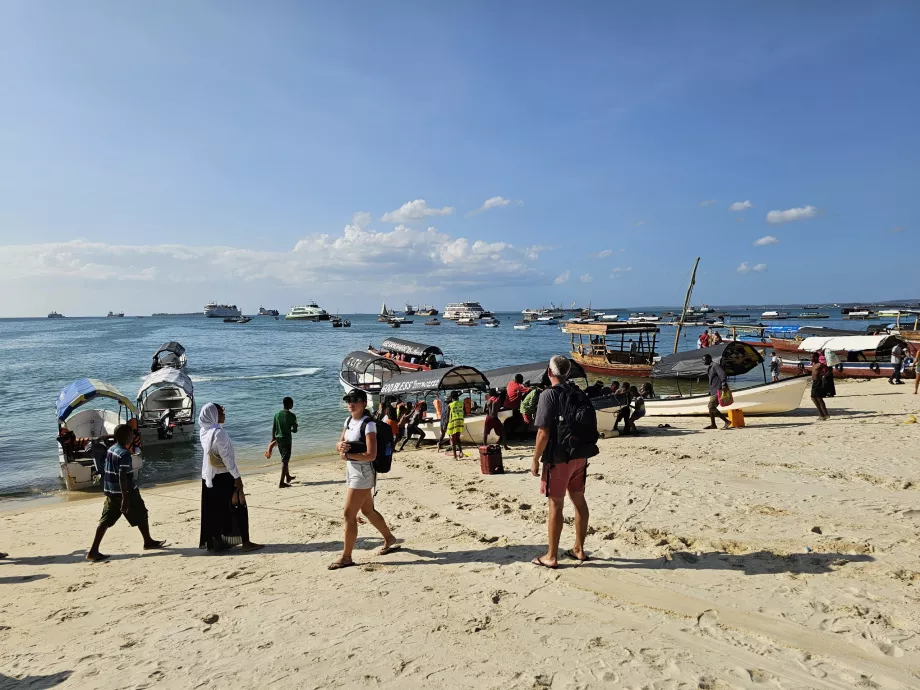 Berlayar ke Pulau Penjara dan Gumuk Pasir Nakupenda