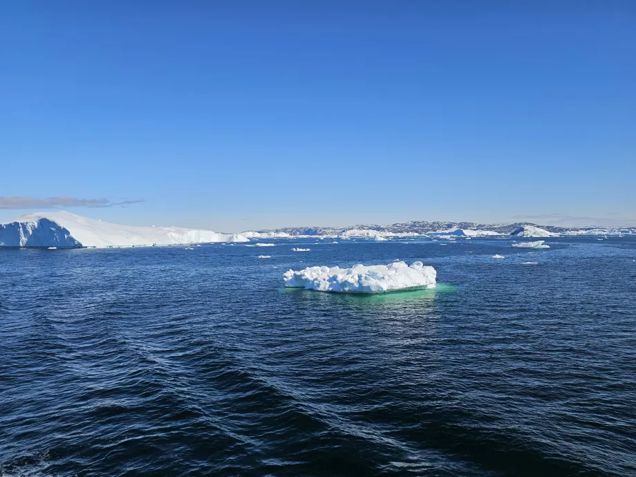 Pemandangan dari dek di sekitar Ilulissat