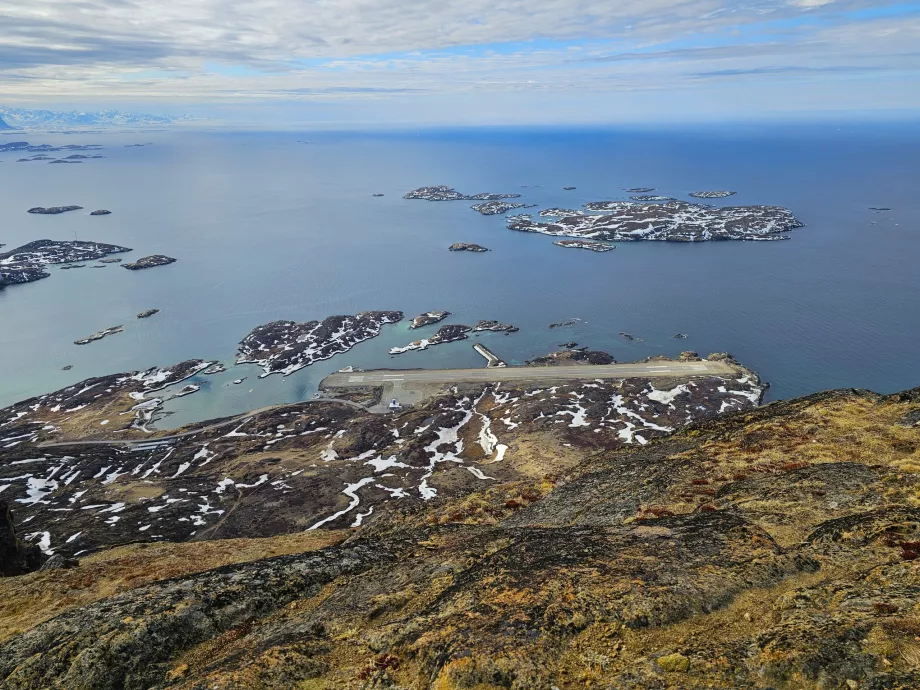 Bandara Sisimiut, pemandangan dari Palasip Qaqqaa