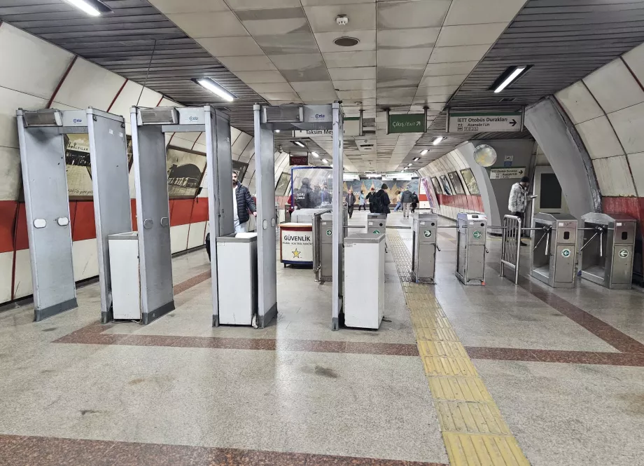 Bingkai keamanan di pintu masuk ke setiap stasiun metro