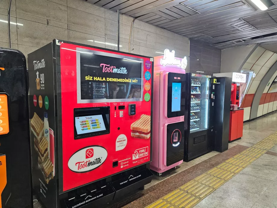 Mesin penjual makanan dan minuman di stasiun metro