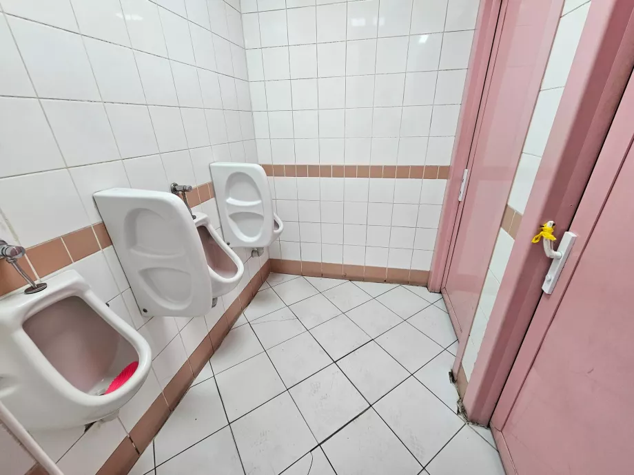 Toilet umum di stasiun metro