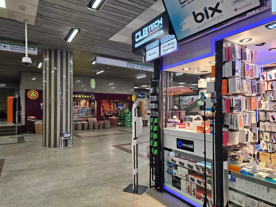 Toko-toko di stasiun metro