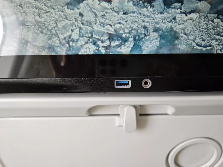 Mengisi daya melalui port USB