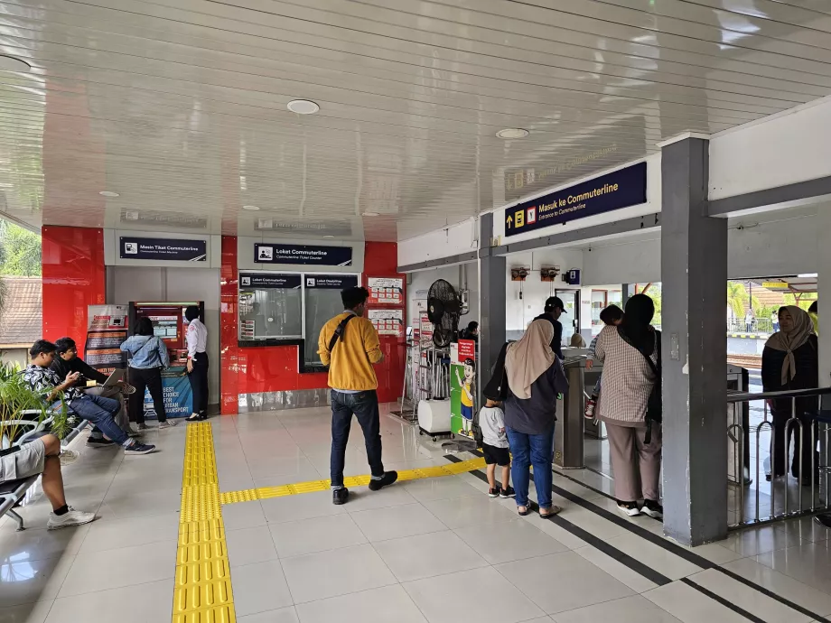 Kantor tiket dan mesin tiket di stasiun kereta api