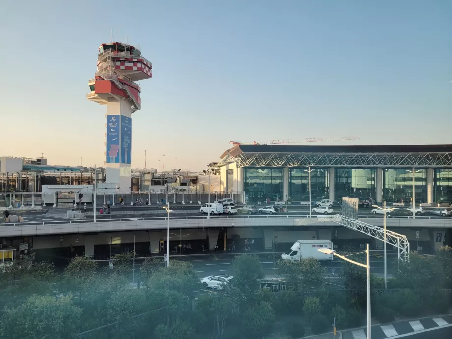 Menara kontrol di bandara FCO