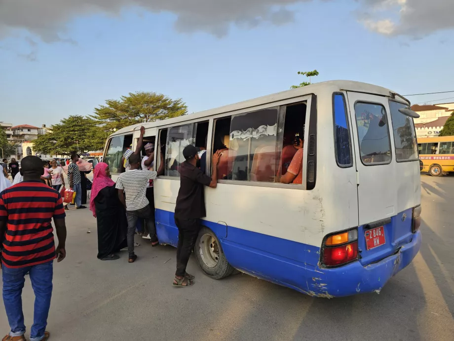 Sebuah bus yang penuh sesak memberi