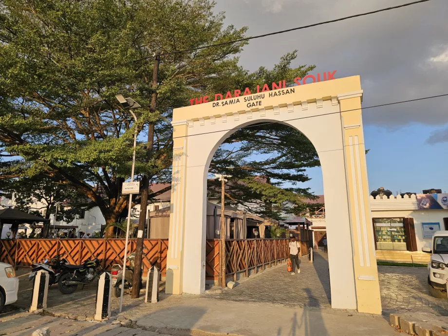 Pintu gerbang menuju Darajani Souk