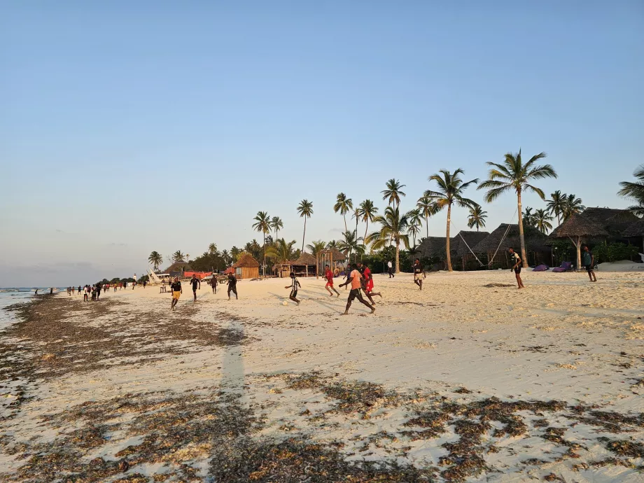 Bermain sepak bola di Pantai Nungwi
