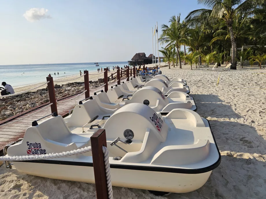 Penyewaan perahu kayuh di Pantai Kendwa