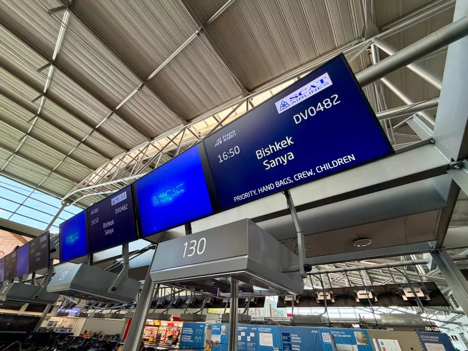 Check-in untuk penerbangan SCAT Airlines