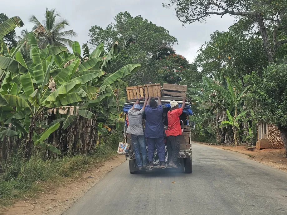 Bus tua yang dia berikan